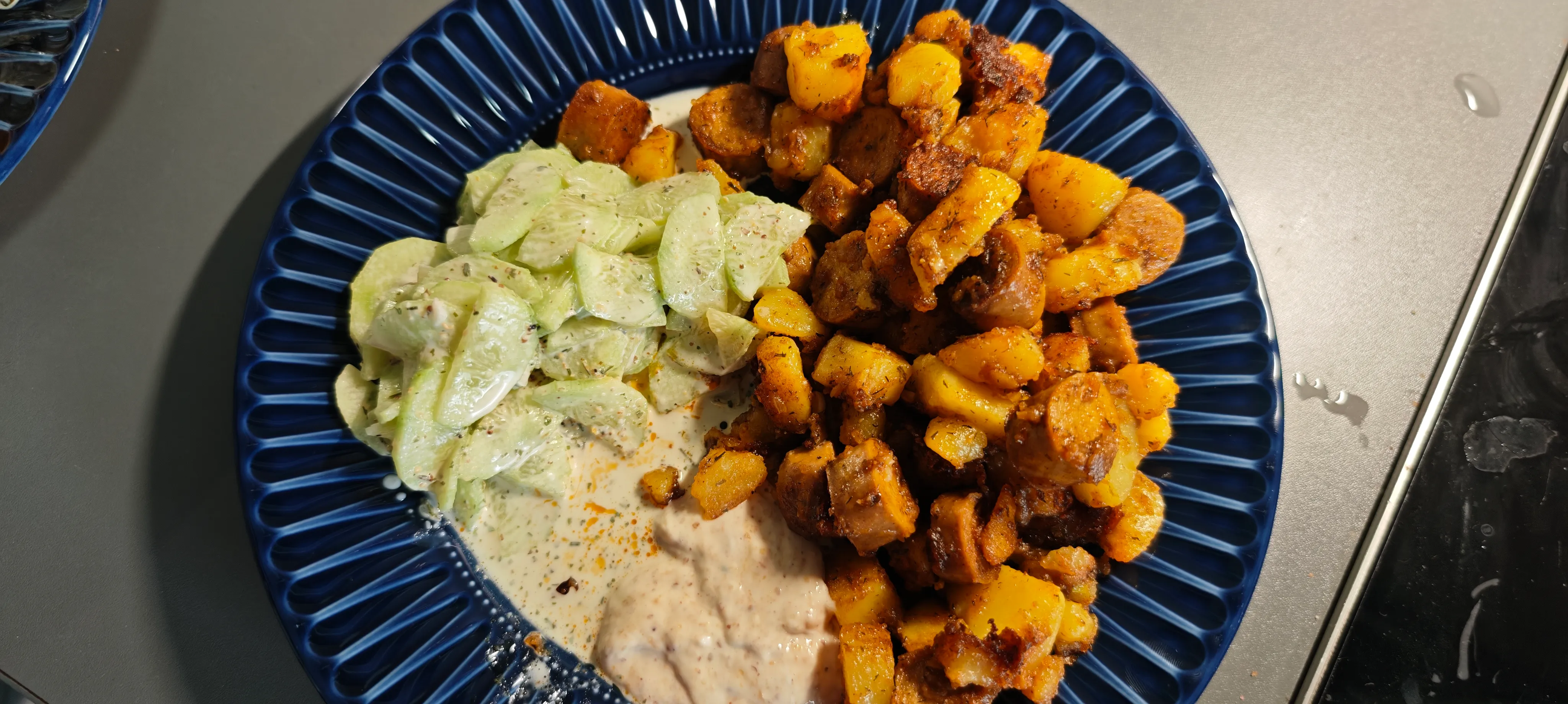 Thüringer Bratkartoffelpfanne mit Gurkensalat