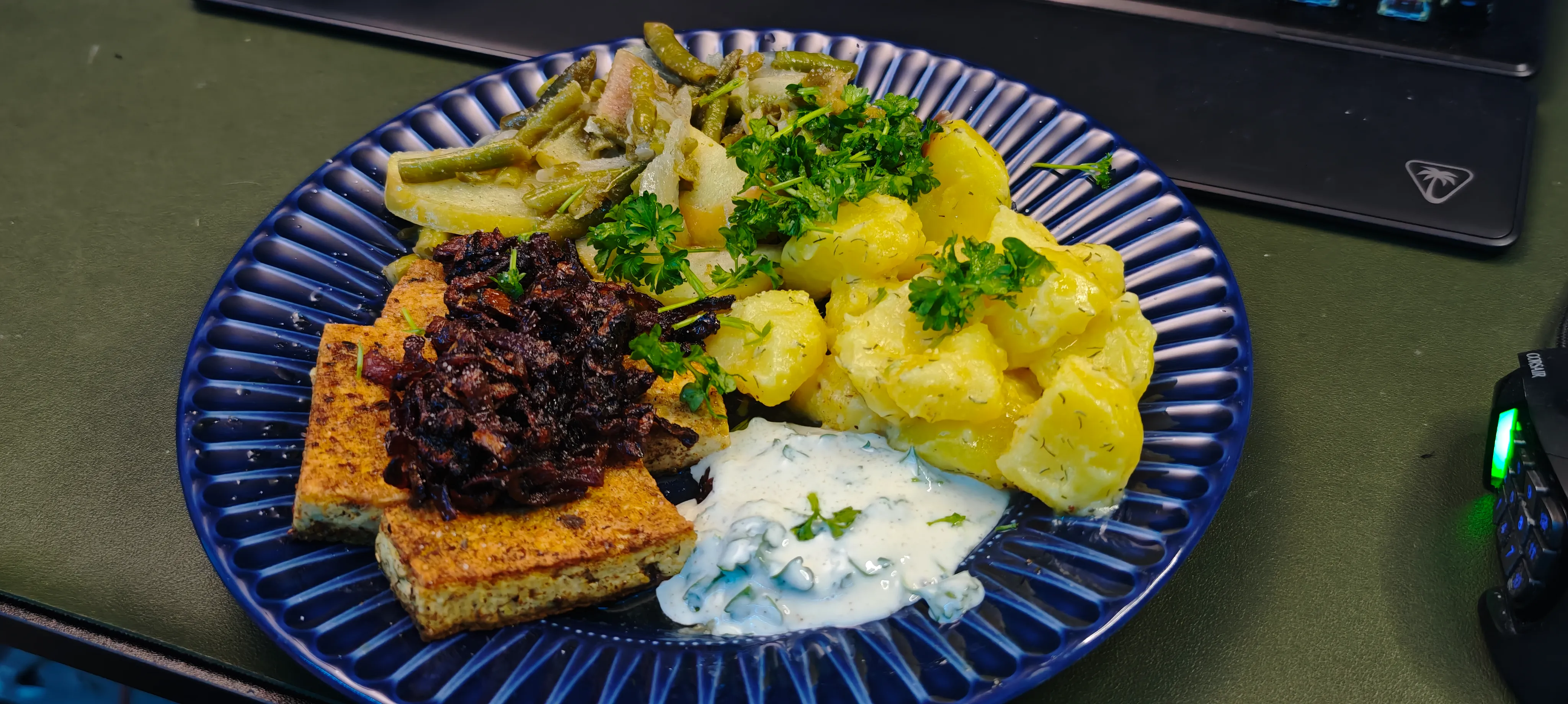 Veganes Filet mit Bohnensalat und Zwiebelchutney