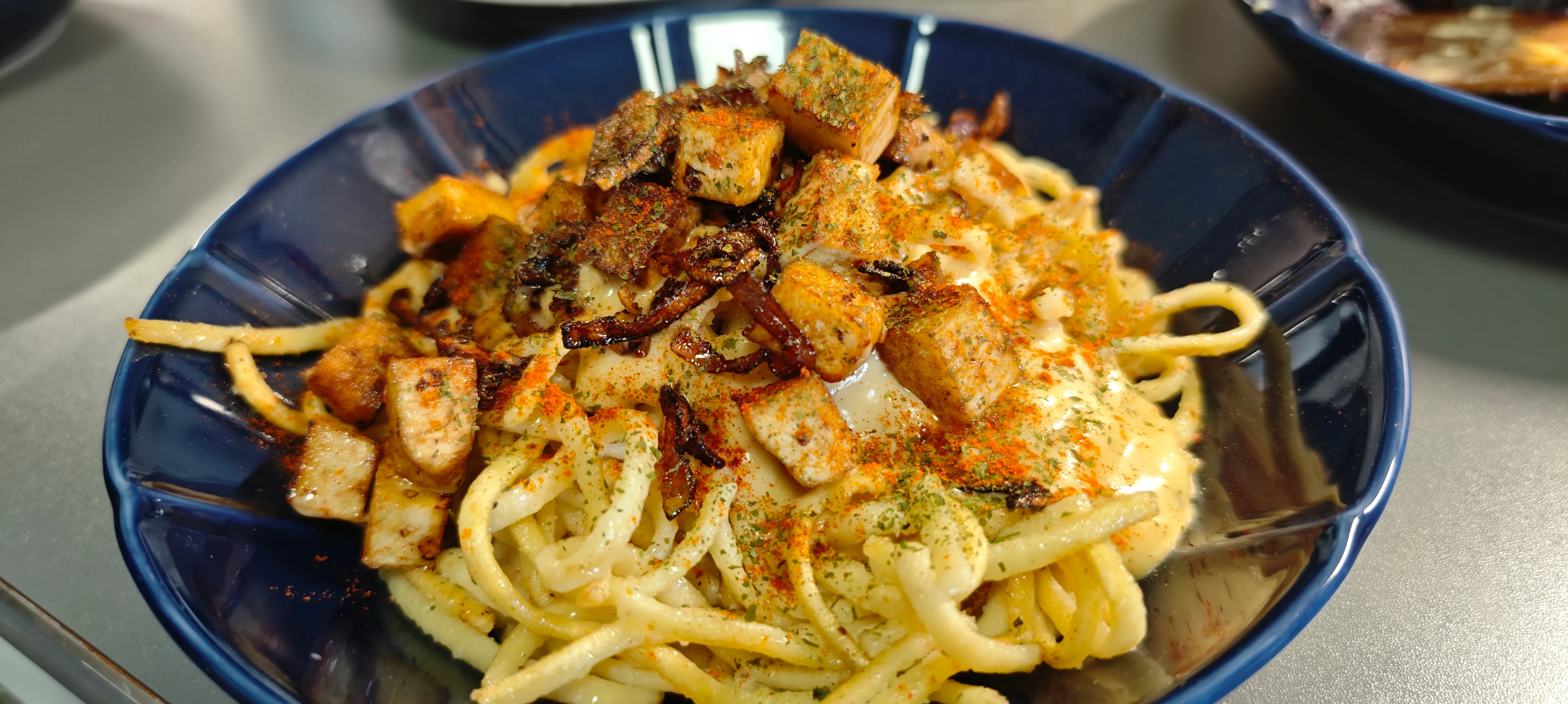 Vegane Käsespätzle mit Tofu-Zwiebel-Topping