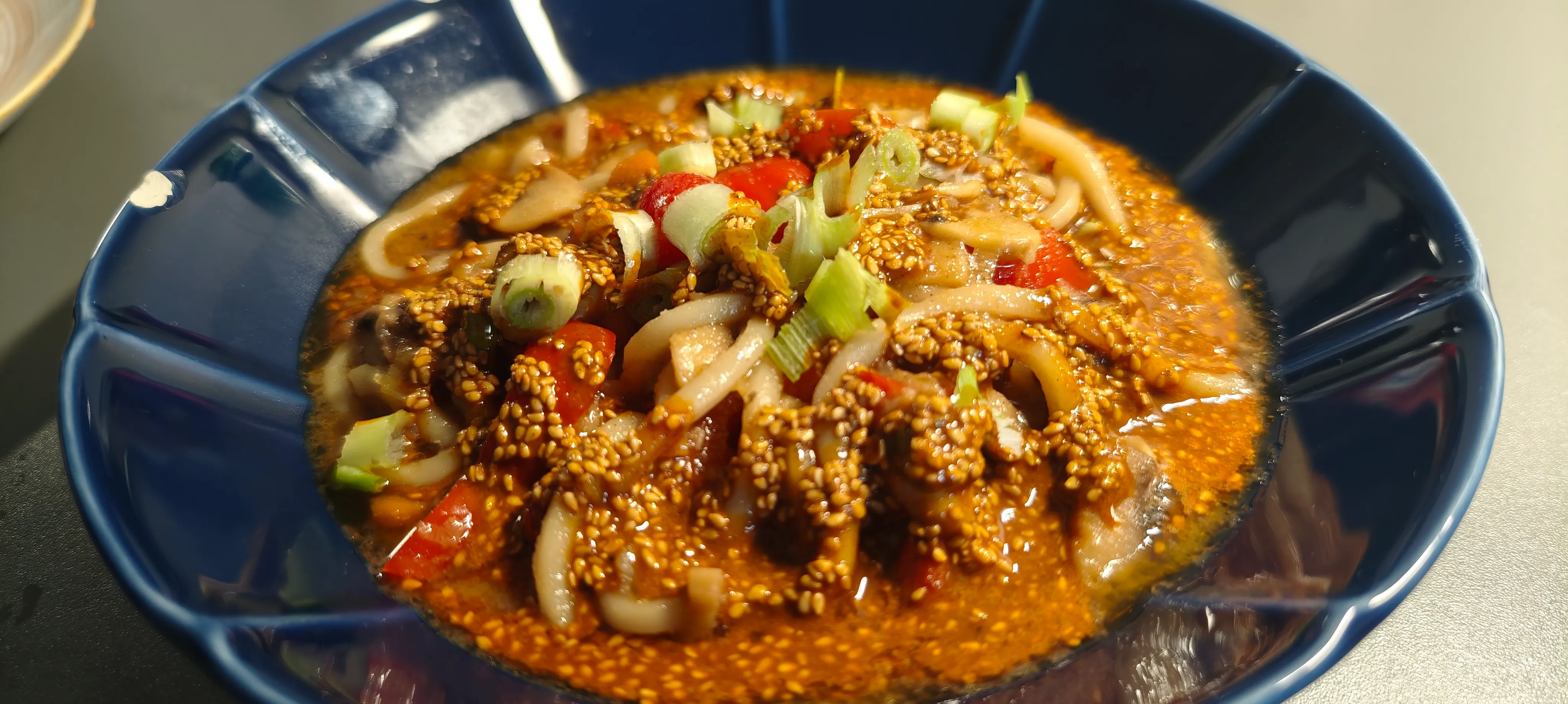 Udonnudelpfanne in Teriyakisoße und Nuss-Sesam-Topping