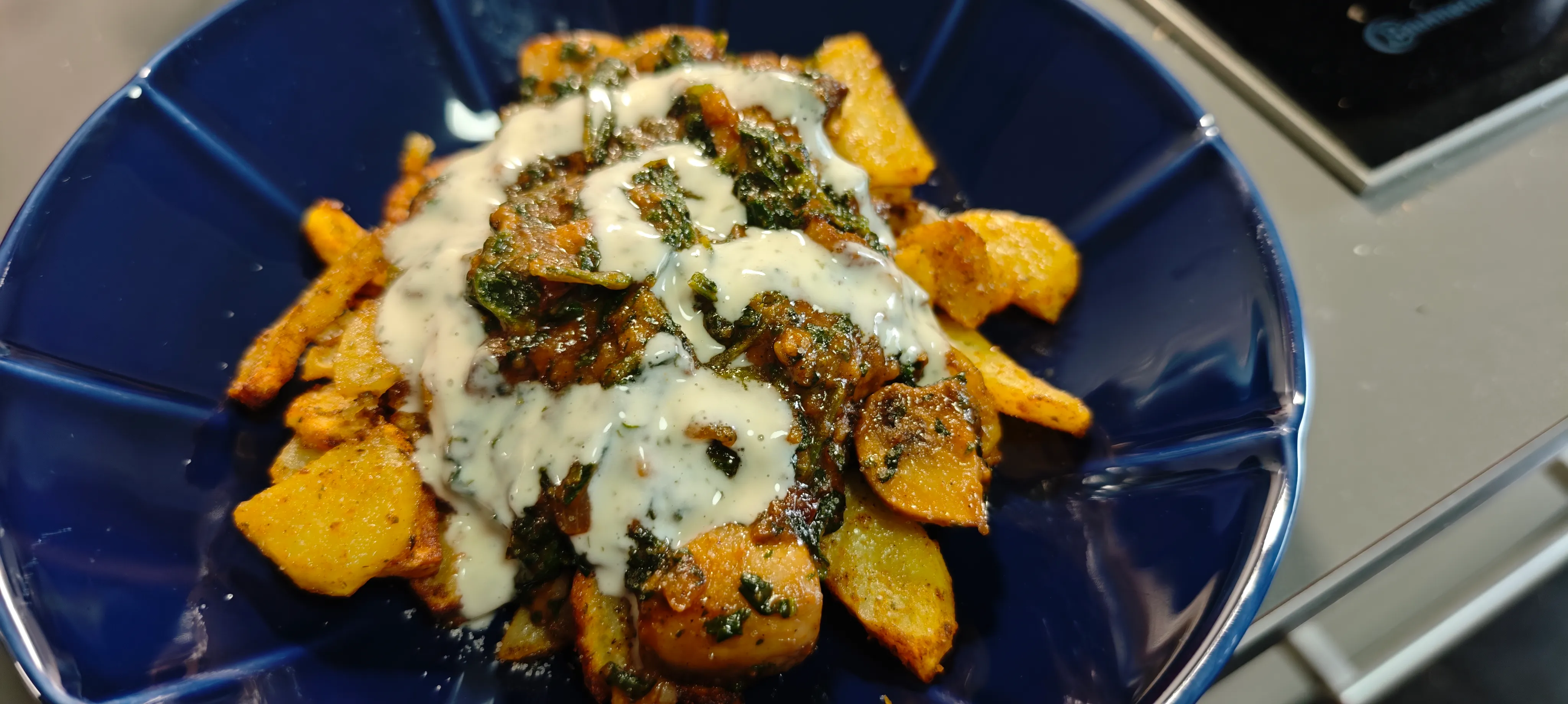 Röstkartoffeln mit Pilzsoße und Kräuterdip
