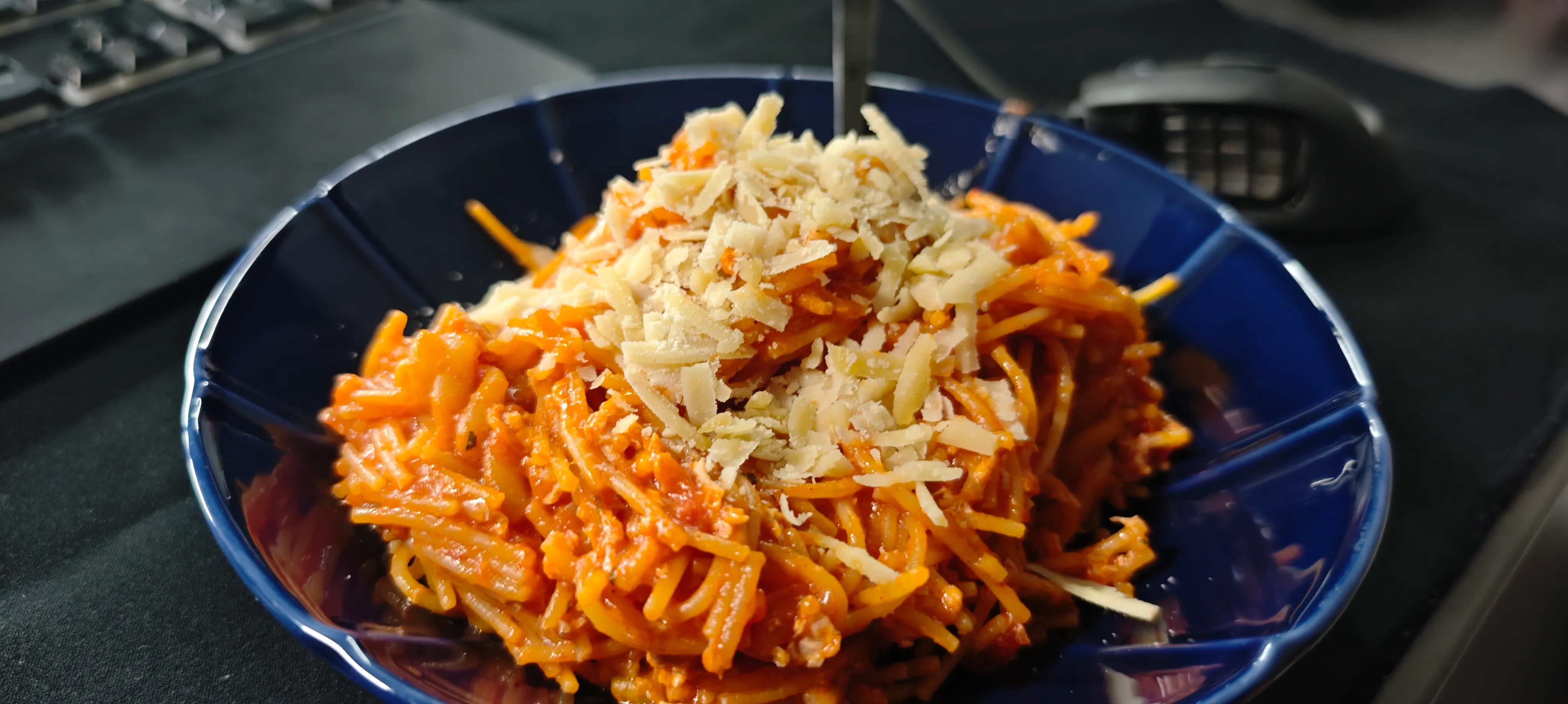 Pasta mit veganem Thunfisch in Tomatensoße