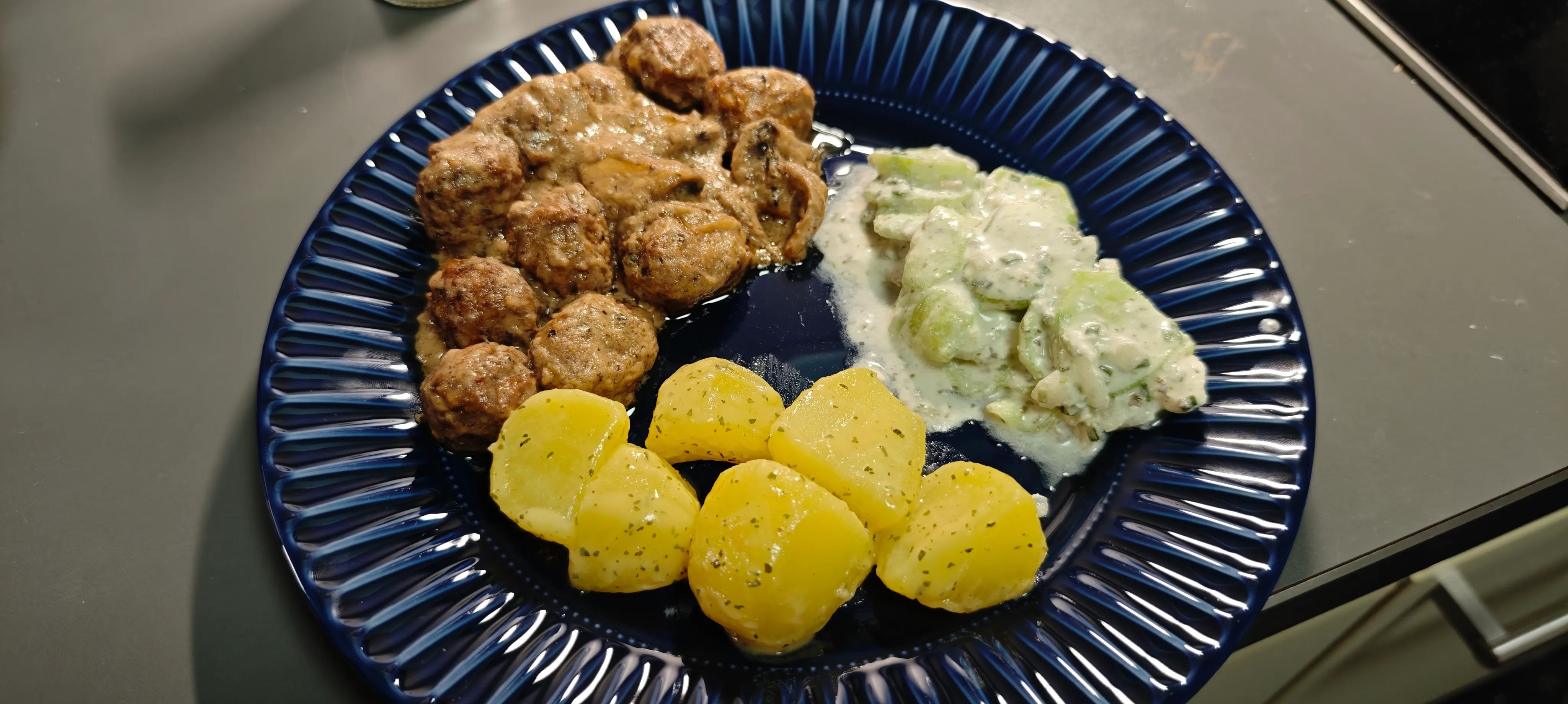 Vegane Köttbullar mit Kartoffeln und Rahmsoße